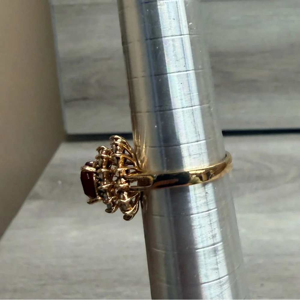 Elegant Gold and Red Gemstone Ring 18k